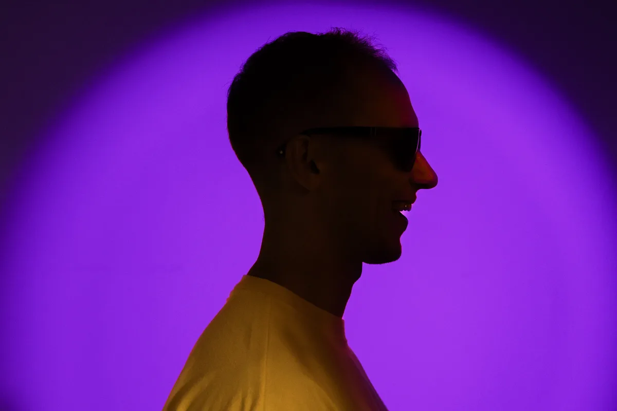 Artur Schmidt im Studio vor blauem Hintergrund