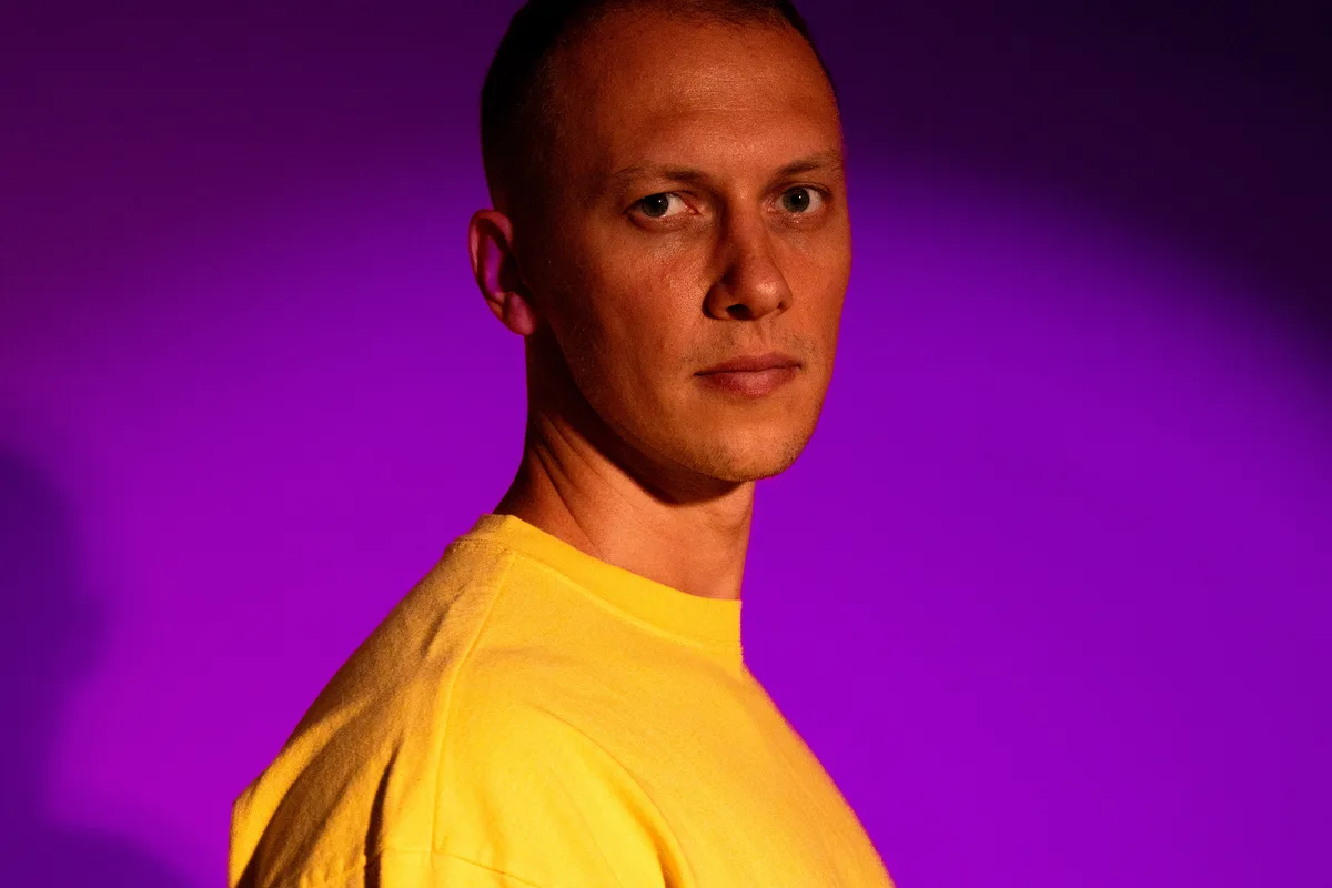 Artur Schmidt im Studio vor gelbem und violettem Licht