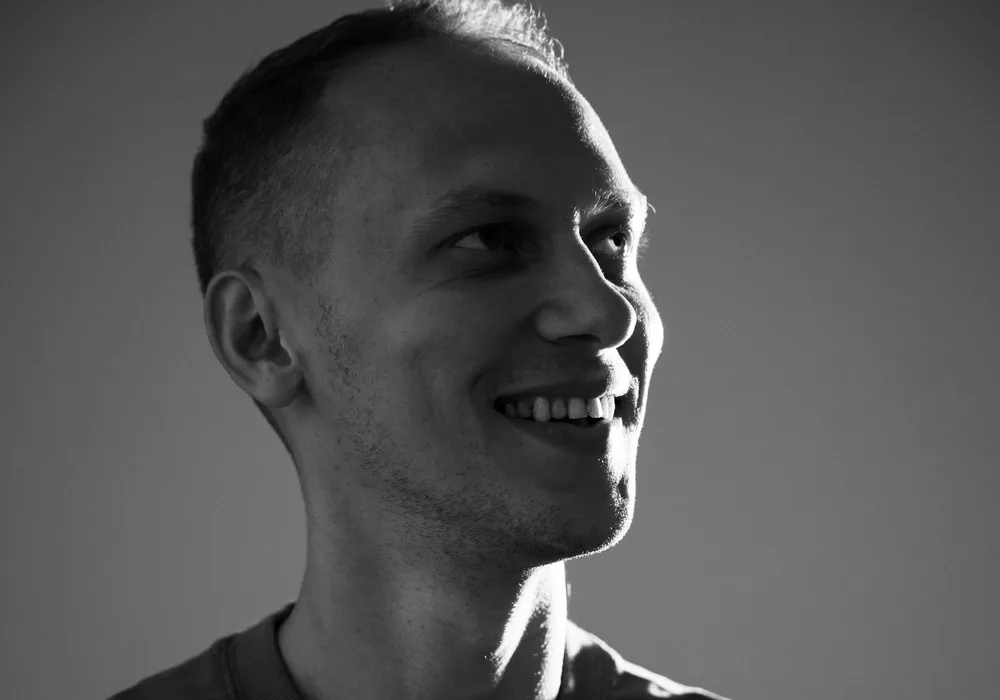Artur Schmidt lachend im warmen Studiolicht