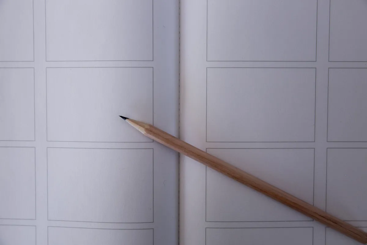 Bleistift auf einer Storyboard-Skizze mit einzelnen Kästchen